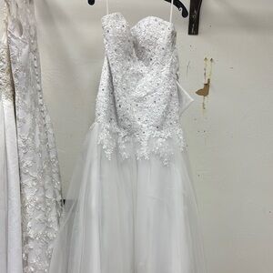 Elegant White Strapless Wedding Dress
